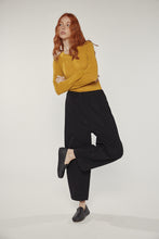 Load image into Gallery viewer, Wool Blend Pintuck Pants – Detail | amente
