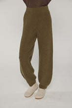 Load image into Gallery viewer, Cashmere Blend Pants – Detail | amente