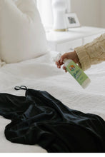 Load image into Gallery viewer, Nellie's Clean : Wrinkle-B-Gone Large (Fabric Wrinkle Remover Spray)