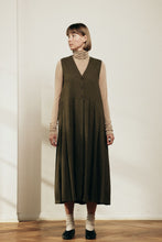 Load image into Gallery viewer, Pleated is a sleeveless cotton midi dress