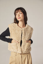 Load image into Gallery viewer, Reversible fur vest
