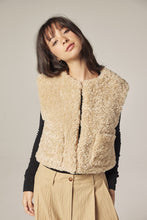 Load image into Gallery viewer, Reversible fur vest

