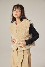 Load image into Gallery viewer, Reversible fur vest
