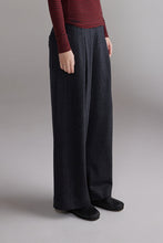 Load image into Gallery viewer, Wool Knit Pants – Detail | amente
