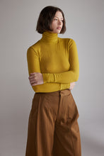 Load image into Gallery viewer, Wool blend lightweight turtleneck

