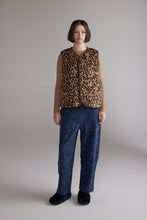 Load image into Gallery viewer, Wool Blend Reversible Vest – Detail | amente
