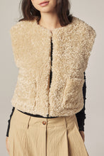 Load image into Gallery viewer, Reversible fur vest
