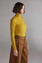 Load image into Gallery viewer, Wool blend lightweight turtleneck
