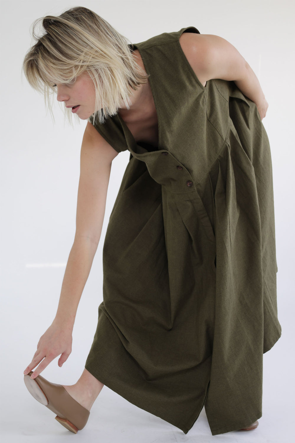 Pleated is a sleeveless cotton midi dress