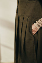 Load image into Gallery viewer, Pleated is a sleeveless cotton midi dress
