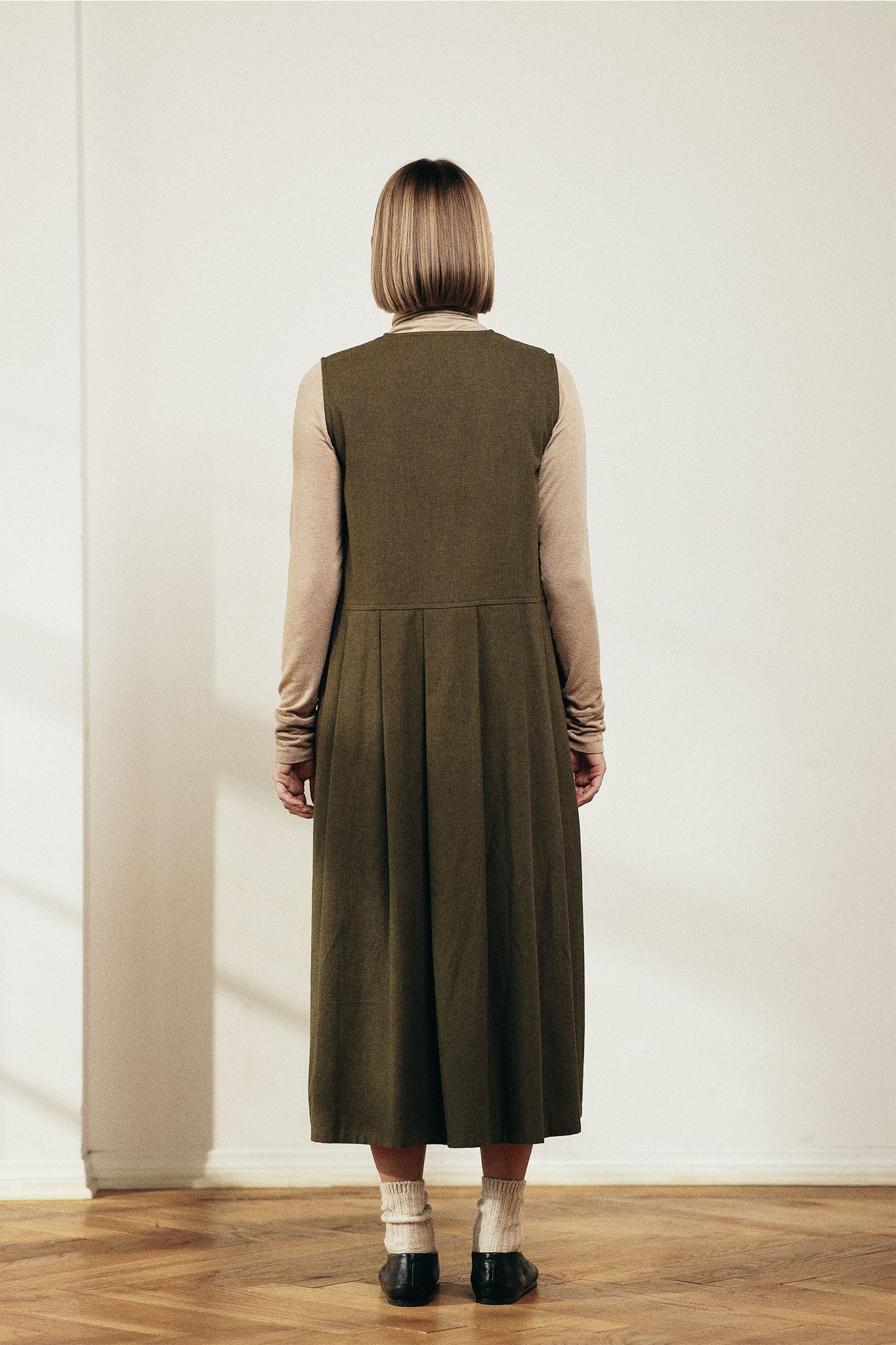 A Mente Pleated Is A Sleeveless Midi Dress - Green
