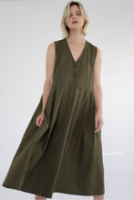 Load image into Gallery viewer, Pleated is a sleeveless cotton midi dress
